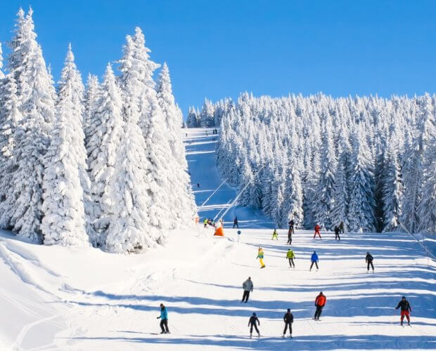 Skidort Kopaonik, Serbien, hiss, sluttning, folk skidåkning