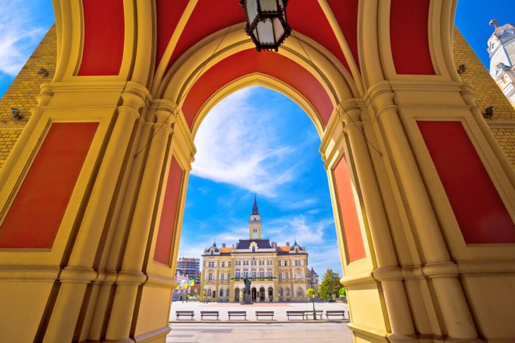 Plaza de la libertad en los arcos de Novi Sad y vista de la arquitectura.