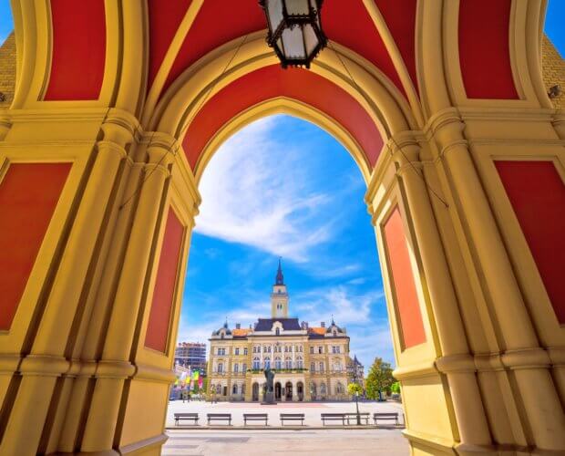 Plaza de la libertad en los arcos de Novi Sad y vista de la arquitectura.