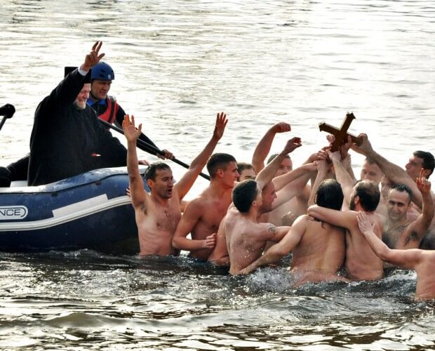 Schwimmen für Ehrenkreuz