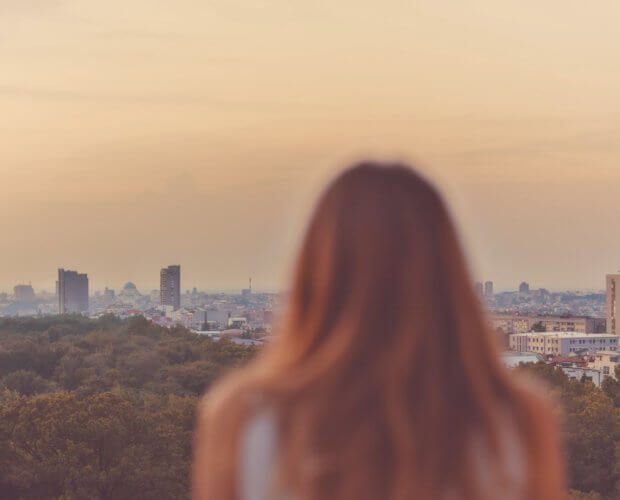 Silueta borrosa de una niña mirando a Belgrado, Serbia