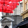 centre de Belgrade parapluies rouges