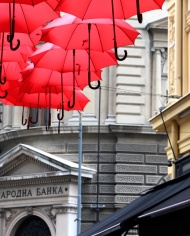 Belgrad Zentrum roten Regenschirmen