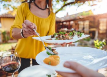 Serbie hôte vous servant de la nourriture