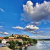 Petrovaradin Fort y el cielo arriba