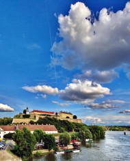Petrovaradin Fort och himlen ovanför