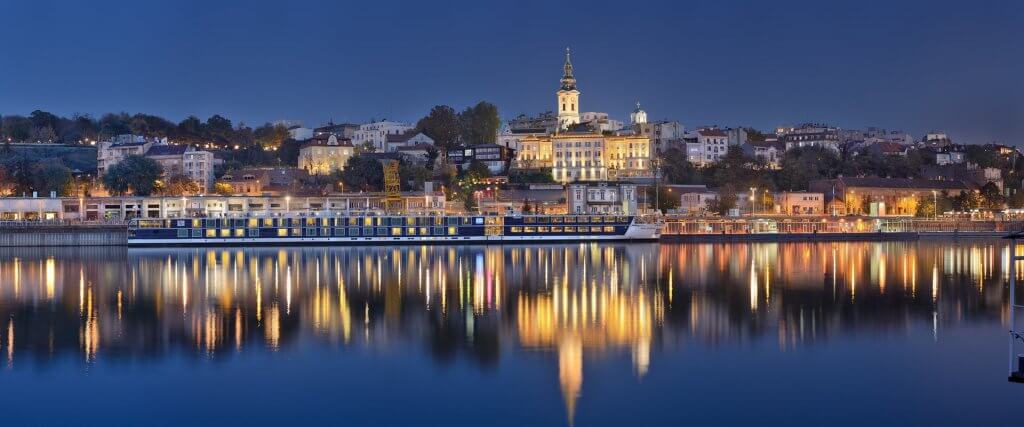 Noche de Belgrado desde un río