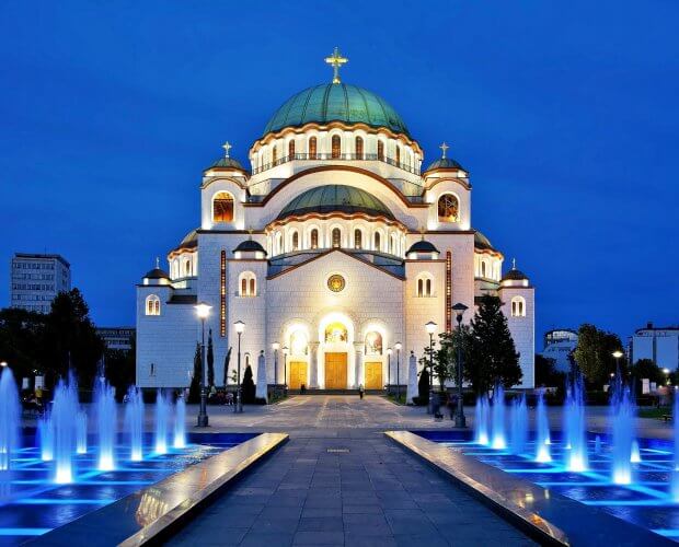 St Sava templet kväll Belgrad