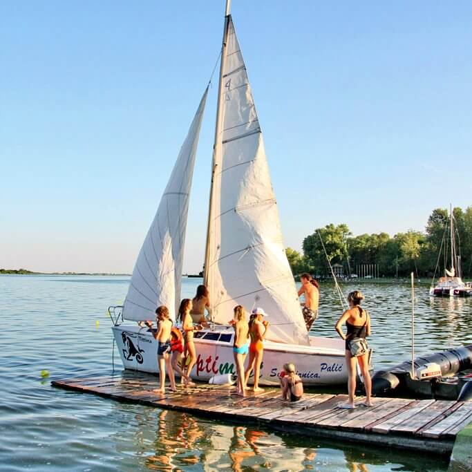 Ponto de Verão da Sérvia - diversão no lago Palic
