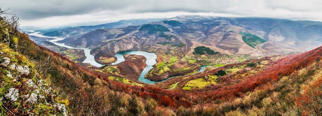 Lago Zavojsko perto da montanha dos Balcãs