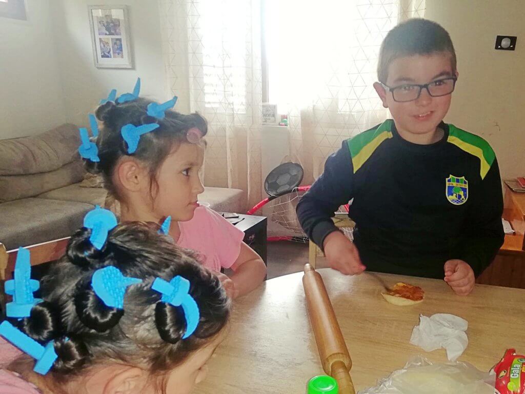 Los hijos de Mara: Srna, Zoja y Vuk ayudando