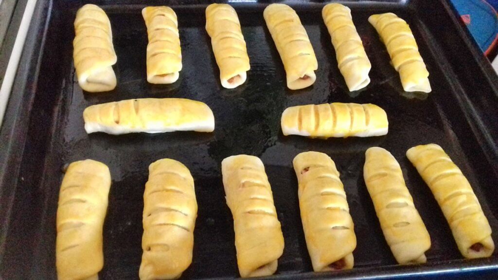 Cover gently every roll with yolks