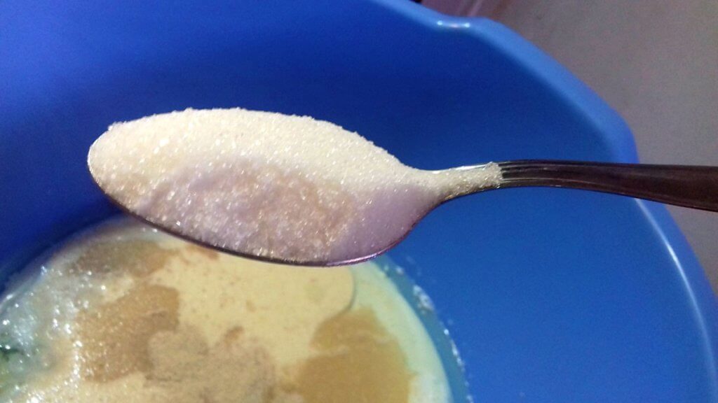 Adicione o açúcar na massa