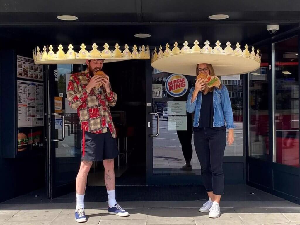 Distanciamento social do Burger King com grandes chapéus de coroa