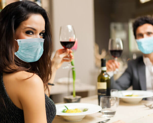 Couple, grillage, verres vin, dans, a, restaurant luxe, porter, a, masque, -, coronavirus, concept