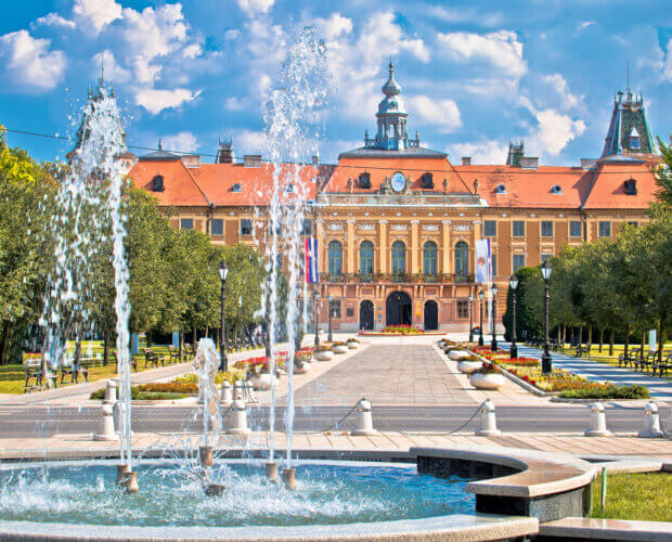 Piazza della fontana di Sombor e vista sul municipio