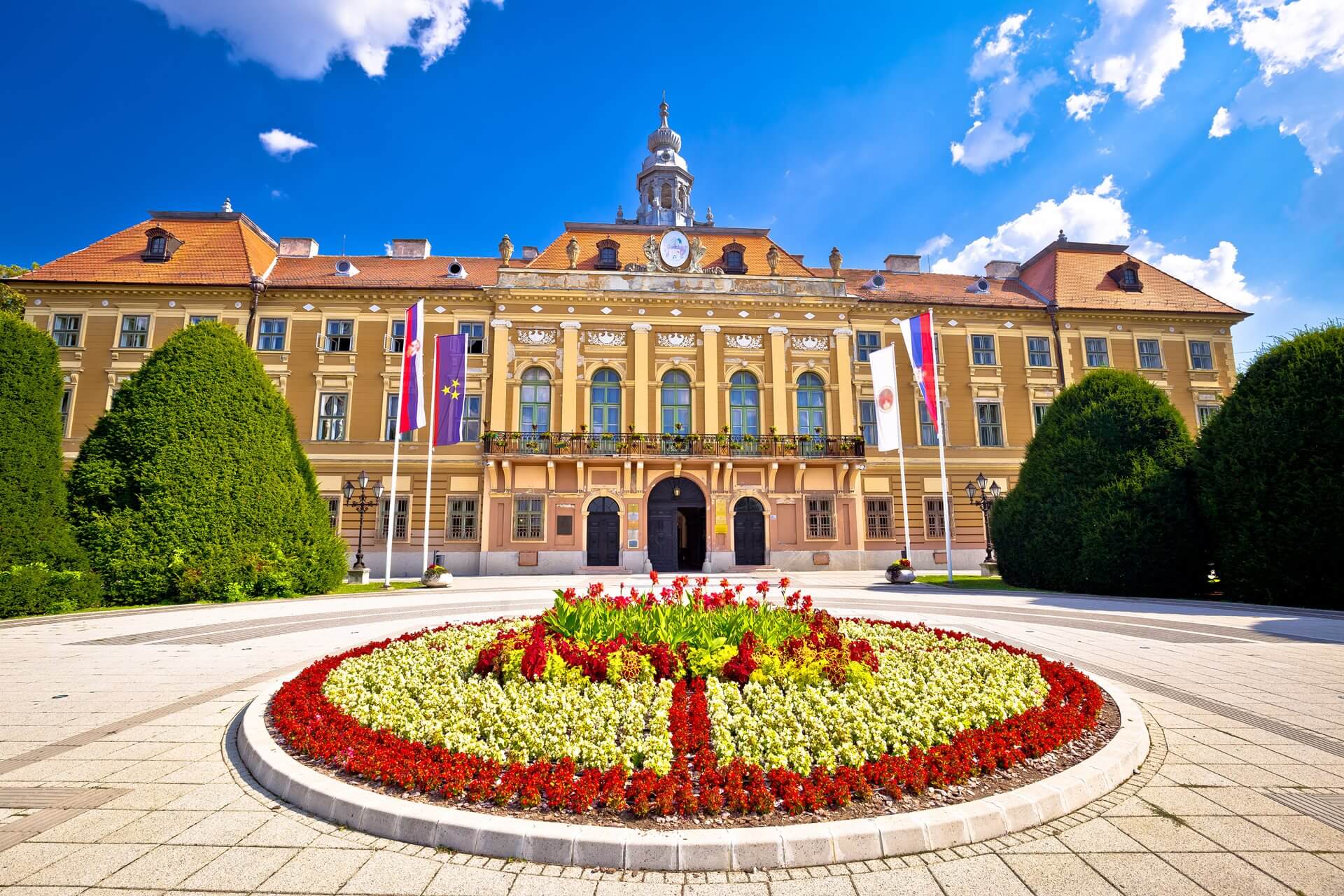 Blick auf den Somborplatz und das Rathaus