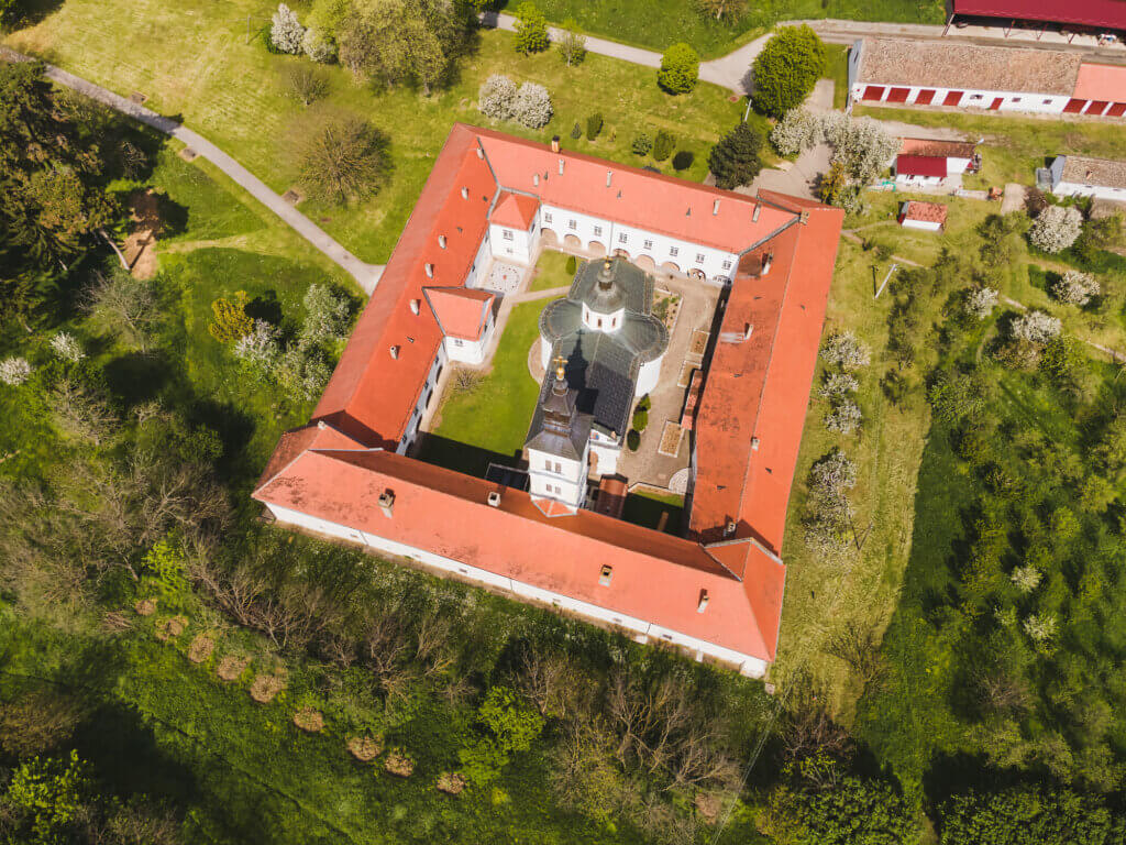 Flygfoto över klostret Krusedol, Fruska Gora