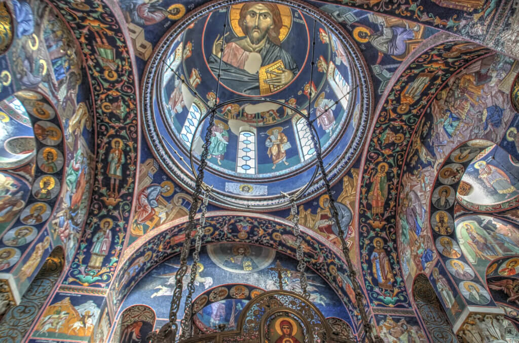 Insidan av St Georges kyrka i Oplenac, Serbien