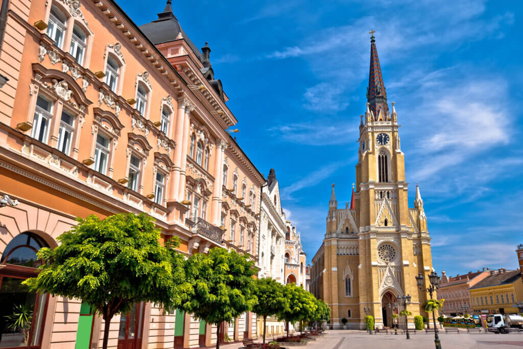 Novi Sad meydanı ve mimari sokak görünümü