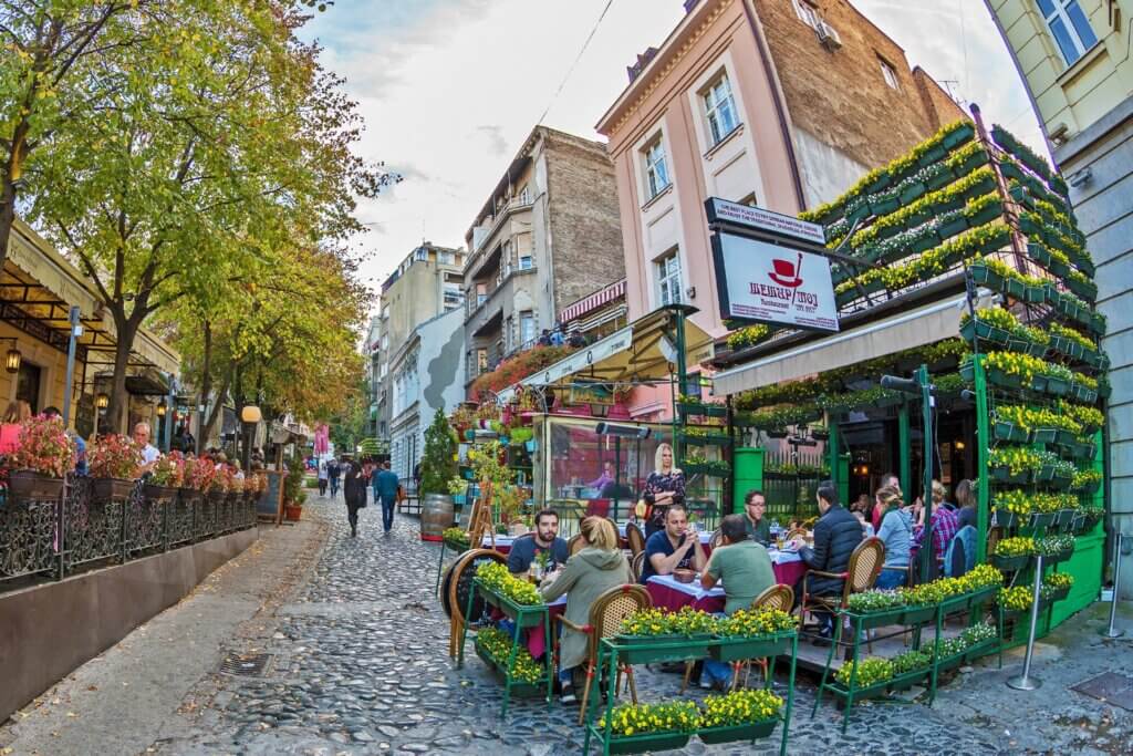 Restaurang på den gamla gatan Skadarlija, Belgrad, Serbien