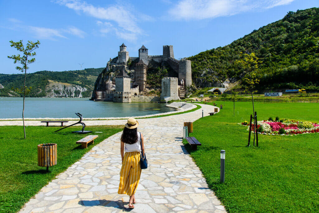 Turista che visita antica fortezza di Golubac sul fiume Danubio in Serbia