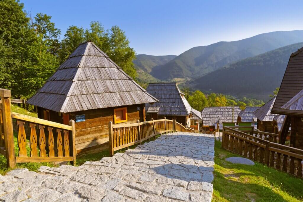 Traditionelles Dorf Drvengrad Mecavnik in Serbien